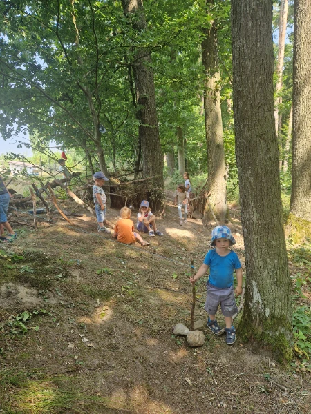 Kinder im Wald beim Spielen