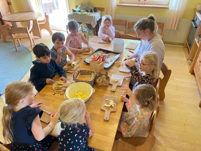 Kinder beim Apfelschneiden