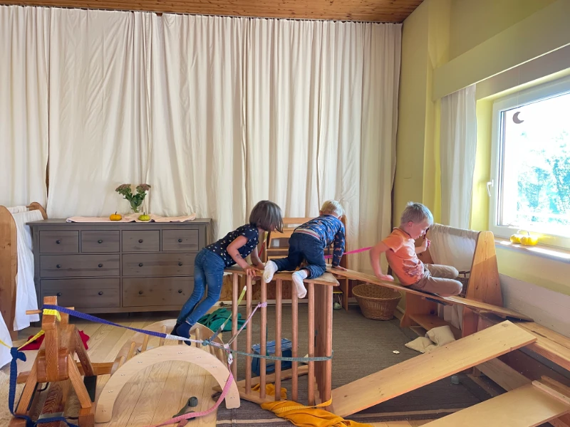 Spielmöglichkeiten im Gruppenraum der Waldorf Kindergruppe Walding