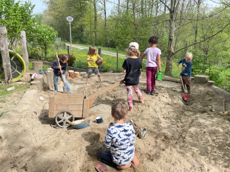 Kinder am Sandhaufen