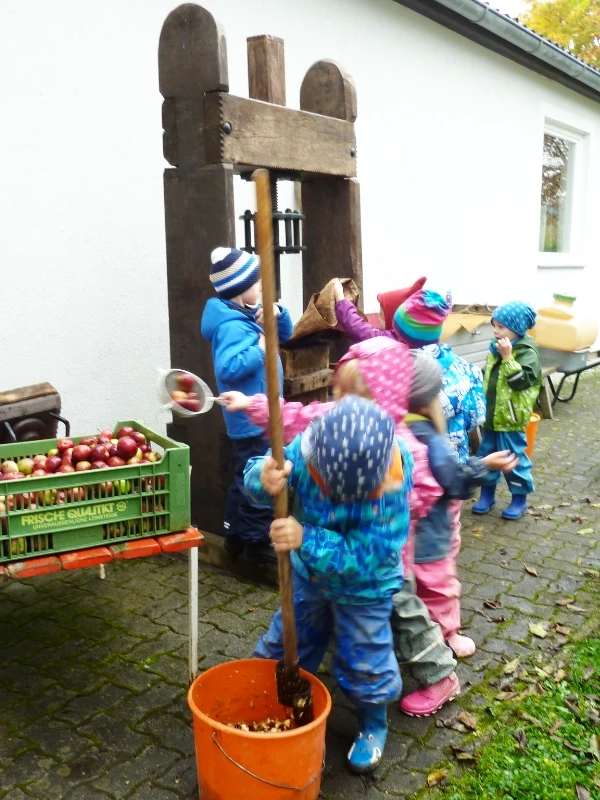 Kinder beim Apfelpressen