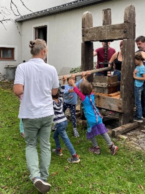 Kinder beim Apfelpressen