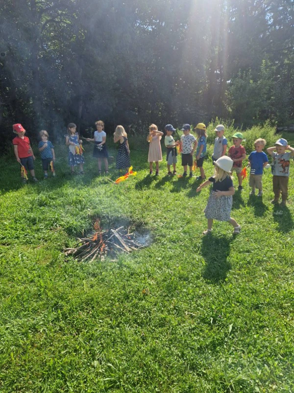 Kinder am Lagerfeuer